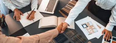 İç mimar, modern ev iç tasarımı için başarılı bir taslak çizimi yaptıktan ve ruh hali malzemesi veya renk seçimi yaptıktan sonra müşteri veya meslektaşlarıyla tokalaşır. İçgörü