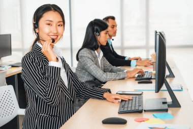 Ofiste çalışan kulaklık takan işadamları uzak müşteri ya da meslektaşlarını desteklemek için çalışıyorlar. Çağrı merkezi, tele pazarlama, müşteri destek acentesi telefon görüşmesinde hizmet sağlıyor. Jivy