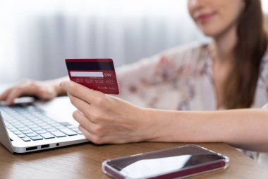 Çevrimiçi ödeme, bankacılık ve internet ağındaki alışveriş için kullanılan kredi kartını çevrimiçi güvenli cüzdan için kredi kartı teknolojisini gösteren dizüstü bilgisayarla kapat.