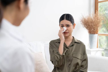 Ruh sağlığı için psikolog, depresyon ya da yaşam başarısızlığından sonra keder tedavisi gören üzgün bir kadın. Hayal kırıklığına uğramış genç bir kadın ofisteki duygular hakkında bir psikologla konuşuyor.
