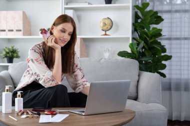 Genç mutlu kadın internetten alışveriş yaparak ürün satın alırken aynı zamanda internet üzerinden online ödeme sistemi ile çevrimiçi mağaza platformundan en yüksek siber güvenlik tarafından korunan ürünler sipariş ediyor.