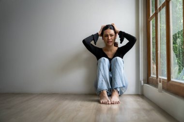 Depresyondaki zihinsel sağlık sorunu olan genç Asyalı kadın aşırı düşünme yorgunluğu, yıkıcı düşünce, asosyal, kaygı ve diğer akıl sağlığı bozukluklarından en yüksek tedaviye ihtiyaç duyuyor. .