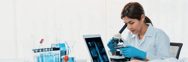 Wetenschapper Voert Chemisch Experiment Met Behulp Van Microscoop Medisch Laboratorium — Stockfoto