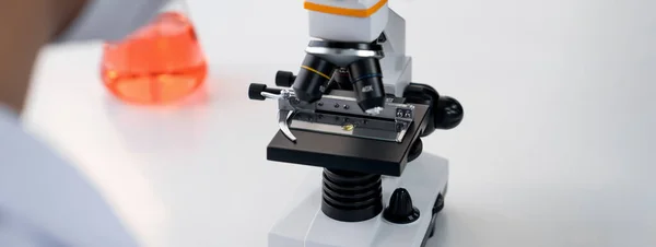 Laboratorní Výzkumník Vyvíjí Nový Lék Nebo Lék Pomocí Mikroskopu Technologický — Stock fotografie
