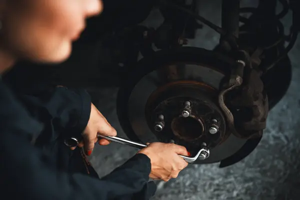 Hardwerkende Vrouwelijke Monteur Veranderende Auto Wiel Auto Reparatie Werkplaats Automobielservice — Stockfoto