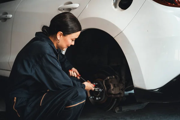 Hardwerkende Vrouwelijke Monteur Veranderende Auto Wiel Auto Reparatie Werkplaats Automobielservice — Stockfoto