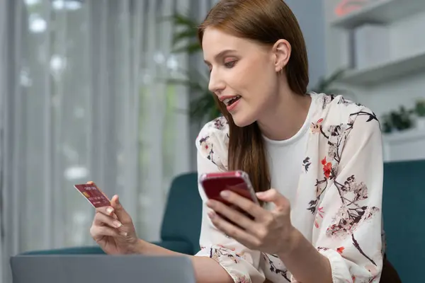 Jonge Gelukkige Vrouw Kopen Product Door Online Winkelen Thuis Terwijl — Stockfoto