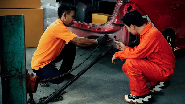 Mechanic Testing Strength Reliability Chain Hoist Car Towing Car Workshop — Stock Photo, Image