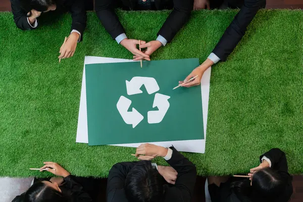 再生可能エネルギーによるクリーン生態系への再利用概念の低減として 廃棄物管理へのエコビジネス投資を計画している企業とオフィスの会議テーブルの上にパノラマバナーのリサイクルアイコンを表示します クエント — ストック写真