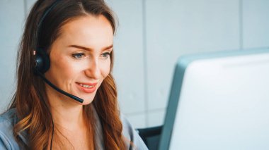 Ofiste çalışan kulaklık takan işadamları uzak müşteri ya da meslektaşlarını desteklemek için çalışıyorlar. Çağrı merkezi, tele pazarlama, müşteri destek acentesi telefon görüşmesinde hizmet sağlıyor. Jivy