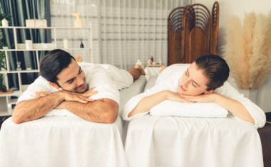 Kafkas çift müşterisi stres önleyici spa masajının keyfini çıkarıyor ve lüks otel veya oteldeki gündüz açık hava ortamında güzellik teniyle eğleniyor. Sessiz.