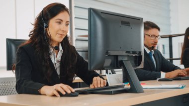 Ofiste çalışan kulaklık takan işadamları uzak müşteri ya da meslektaşlarını desteklemek için çalışıyorlar. Çağrı merkezi, tele pazarlama, müşteri destek acentesi telefon görüşmesinde hizmet sağlıyor. Jivy