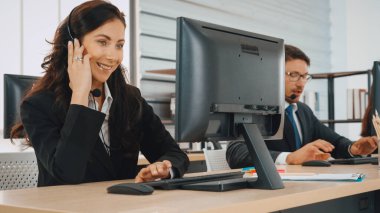 Ofiste çalışan kulaklık takan işadamları uzak müşteri ya da meslektaşlarını desteklemek için çalışıyorlar. Çağrı merkezi, tele pazarlama, müşteri destek acentesi telefon görüşmesinde hizmet sağlıyor. Jivy
