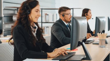 Ofiste çalışan kulaklık takan işadamları uzak müşteri ya da meslektaşlarını desteklemek için çalışıyorlar. Çağrı merkezi, tele pazarlama, müşteri destek acentesi telefon görüşmesinde hizmet sağlıyor. Jivy