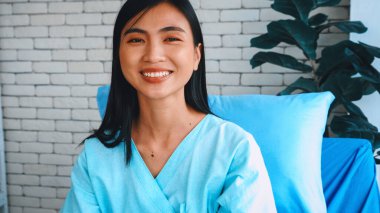 Hastanenin koğuşunda iyileşen mutlu bir hasta. Sağlık, tıbbi ve iyi hastane hizmeti konsepti. Jivy