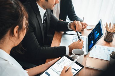 Fintech BI 'ın finansal veri analizi ya da iş zekası göstergesi bilgisayar ve tabletten pazarlamayı planlayan iş adamlarının finansal veri analizine kadar. Habiliment