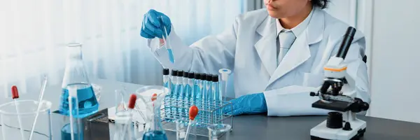 Naukowiec Przeprowadzić Eksperyment Chemiczny Laboratorium Medycznym Ostrożnie Wrzucić Dokładną Ilość — Zdjęcie stockowe