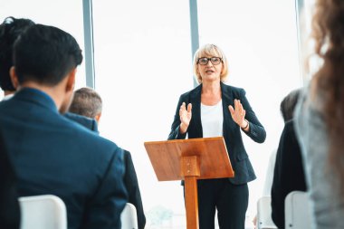 Bir grup iş adamı seminer konferansında toplanıyor. Seyirciler, çalışanların eğitim seanslarındaki eğitmenleri dinliyor. Uzman konuşmacı ile ofis çalışanları toplantısı. Jivy