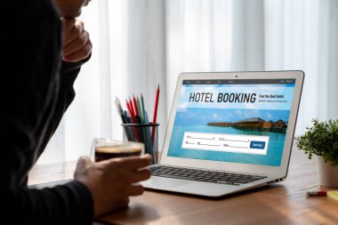 Çevrimiçi otel konaklama rezervasyon sitesi mod rezervasyon sistemi sağlar. Seyahat teknolojisi kavramı .