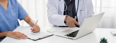 Hastane masasında birlikte çalışan ve tıbbi tedavi planlayan profesyonel tıbbi ekip. Takım çalışması başarılı hastalıklara ve hastalıklara yol açar. Panorama Katı