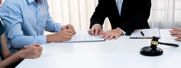 Lawyer Acting Mediator Broke Compromise Two Parties Resolve Business Dispute — Stock Photo, Image