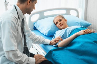 Profesyonel üniformalı doktor hastanedeki ya da klinikteki hastayı muayene ediyor. Sağlık, tıbbi ve doktor servis konsepti. Jivy