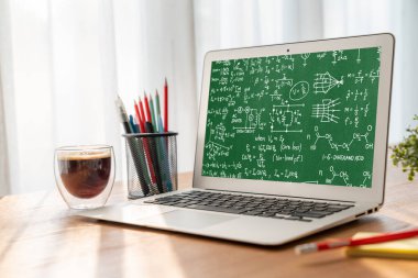 Bilgisayar ekranında bilim ve eğitim kavramını gösteren matematiksel denklemler ve modem formülü