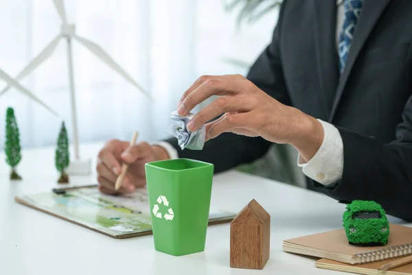 Empresario Puso Residuos Papel Una Pequeña Papelera Reciclaje Oficina Simbolizan —  Fotos de Stock
