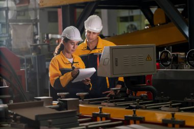 Profesyonel kalite kontrol müfettişi çelik makineleri ve üretim süreci üzerinde güvenlik denetimi yapıyor. Fabrika mühendisi veya operatör ağır sanayi tesislerinde optimizasyon yapıyor. Örnek gösteriliyor