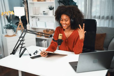 Güzel Afrikalı kadın sunucu kanalı çevrimiçi yayın yoluyla konuşuyor pazarlama öğretiyor, dinleyicileri canlı ya da çevrimiçi. İş yerindeki herhangi bir yer kavramı. Tatlandırıcı.