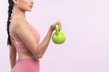 Dinç, enerjik bir kadın izole edilmiş arka planda ağırlık kaldırma egzersizi yapıyor. Genç atletik Asyalı kadın dayanıklılığı ve dayanıklılık eğitimi rutin vücut egzersizi..