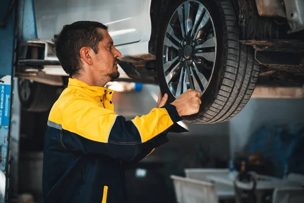 Hardworking Mechanic Changing Car Wheel Car Lifting Station Automotive Service — Stock Photo, Image