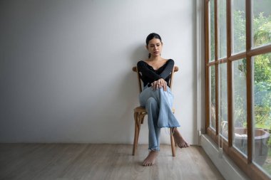 Depresyondaki zihinsel sağlık sorunu olan genç Asyalı kadın aşırı düşünme yorgunluğu, yıkıcı düşünce, asosyal, kaygı ve diğer akıl sağlığı bozukluklarından en yüksek tedaviye ihtiyaç duyuyor. .