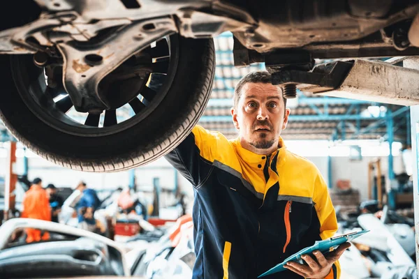 Voertuigmonteur Voert Auto Inspectie Van Onder Opgeheven Voertuig Automotive Service — Stockfoto