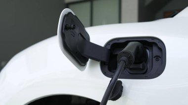 Ev şarj istasyonu, elektronik araç için sürdürülebilir, yenilenebilir enerji kaynağı, modern modern yaşam tarzı için evdeki EV arabaları sağlıyor. Çevre dostu melez elektro ve petrol aracı bataryası.