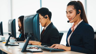 Ofiste çalışan kulaklık takan işadamları uzak müşteri ya da meslektaşlarını desteklemek için çalışıyorlar. Çağrı merkezi, tele pazarlama, müşteri destek acentesi telefon görüşmesinde hizmet sağlıyor. Jivy