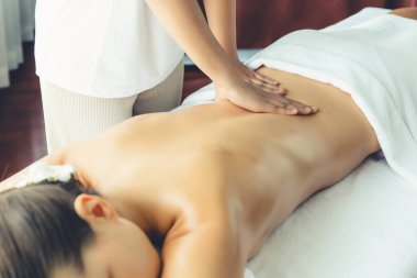 Kafkasyalı kadın müşteri stres önleyici spa masajının keyfini çıkarıyor ve lüks otel ya da oteldeki gündüz açık ortam güzellik salonunda güzellik teniyle eğleniyor. Sessiz.