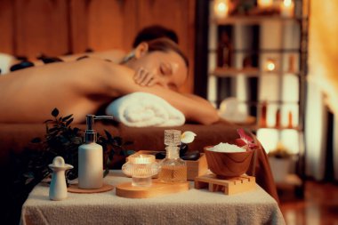 Aromaterapi masaj atmosferi ya da spa salonu kompozisyon düzeneği bulanık çifte odaklı dekorasyon mumları ve spa aksesuarları ile tatil köyü ya da otel arka planında aroma spa masajının keyfini çıkarıyorlar. Sessiz.