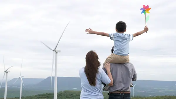 Concepto Familia Feliz Progresiva Disfrutando Tiempo Parque Eólico Generador Eléctrico — Foto de Stock