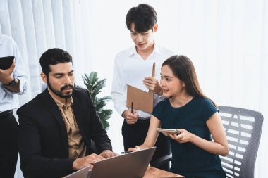Profesyonel Asyalı çalışanlar, şirket ofisinde takım olarak çalışarak iş planları ve bilgisayarla başarılı olmak için verileri tartışırlar. Modern ofis çalışanı takım çalışması konsepti. Uyum