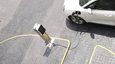 Karbondioksit emisyonunu azaltmak amacıyla çevresel kaygılar için yeşil enerjiyle şarj edilen elektrikli taşıt bataryasıyla caddede gelişen kentsel elektrik santrali.