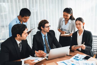 Ofis masasındaki finansal veri raporlarını analiz eden çeşitli bir grup iş analisti. Stratejik pazarlama planlaması için iş zekası analizi çizelgesi ve grafiği.