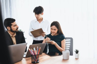 Profesyonel Asyalı çalışanlar, şirket ofisinde takım olarak çalışarak iş planları ve bilgisayarla başarılı olmak için verileri tartışırlar. Modern ofis çalışanı takım çalışması konsepti. Uyum