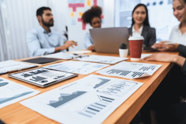 Ticari pazarlama göstergesi için BI Fintech teknolojisi tarafından iş verilerini analiz eden çeşitli iş adamlarının bulanık geçmişine sahip grafikleri ve grafikleri gösteren finansal panele odaklan. Uyum