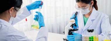 Laboratuvar araştırma ekibi, bilimsel uzmanlık ve laboratuvar ekipmanları ile sağlık hizmetlerini ilerletiyor, yeni ilaçlar araştırıyor ve laboratuvarda tedavi geliştiriyor. Panorama Katı