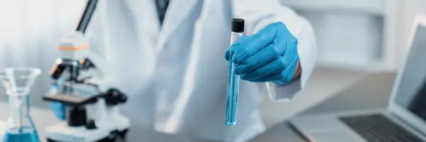 Wetenschapper Voert Chemisch Experiment Medisch Laboratorium Toont Het Resultaat Vloeistof — Stockfoto