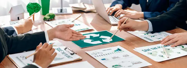 Gruppe Von Geschäftsleuten Die Über Recycling Planen Und Diskutieren Reduzieren — Stockfoto