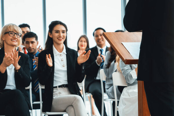 Встреча группы деловых людей на семинаре. Аудитория слушает инструктора на тренинге по обучению сотрудников. Форум сообщества офисных работников с экспертным докладчиком. Дживи