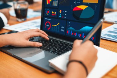 Fintech BI 'ın finansal veri analizi ya da iş zekası ekranından iş dünyası pazarlaması üzerinde çalışan iş adamlarının finansal veri analizine kadar. Habiliment