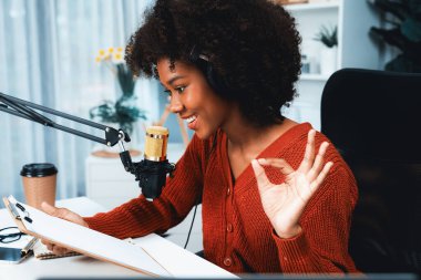 Güzel Afrikalı kadın etkileyicilerin sunucu kanalı. Yayın stüdyosunda dinleyicilerle senaryo notlarıyla konuşuyor. Canlı sosyal medyada yaşam koçu danışmanlığı zamanı. Tatlandırıcı.